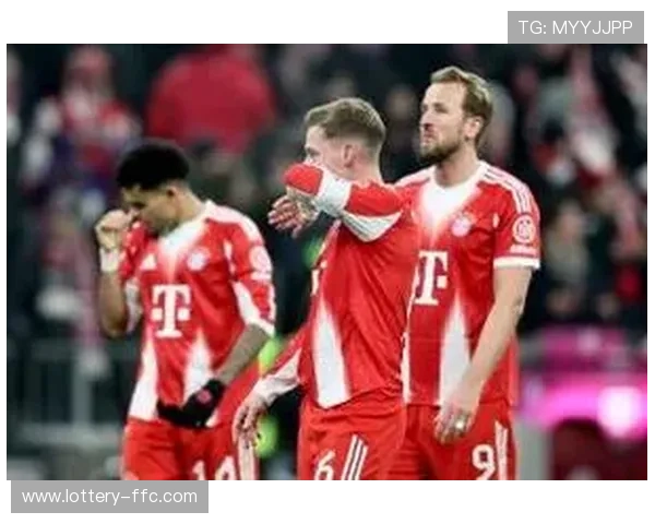 奥格斯堡门将乌尔比希失误后反弹：扑救锁定历史性胜利